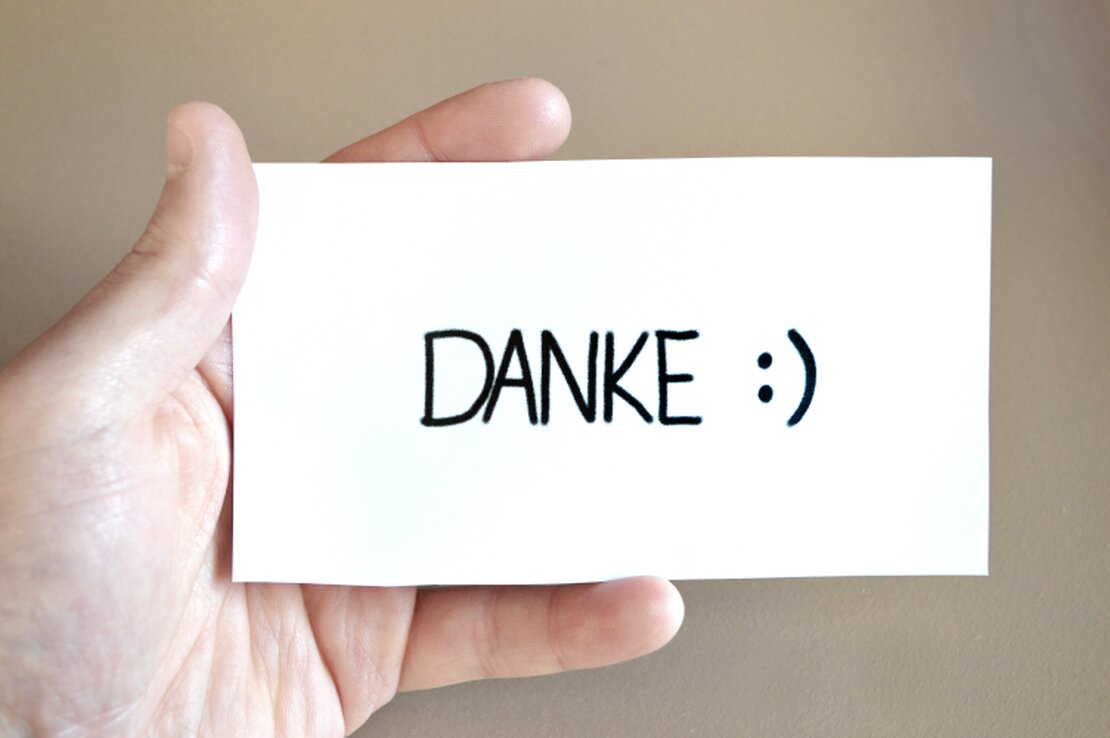 Team in einem Dentallabor, das gemeinsam lacht